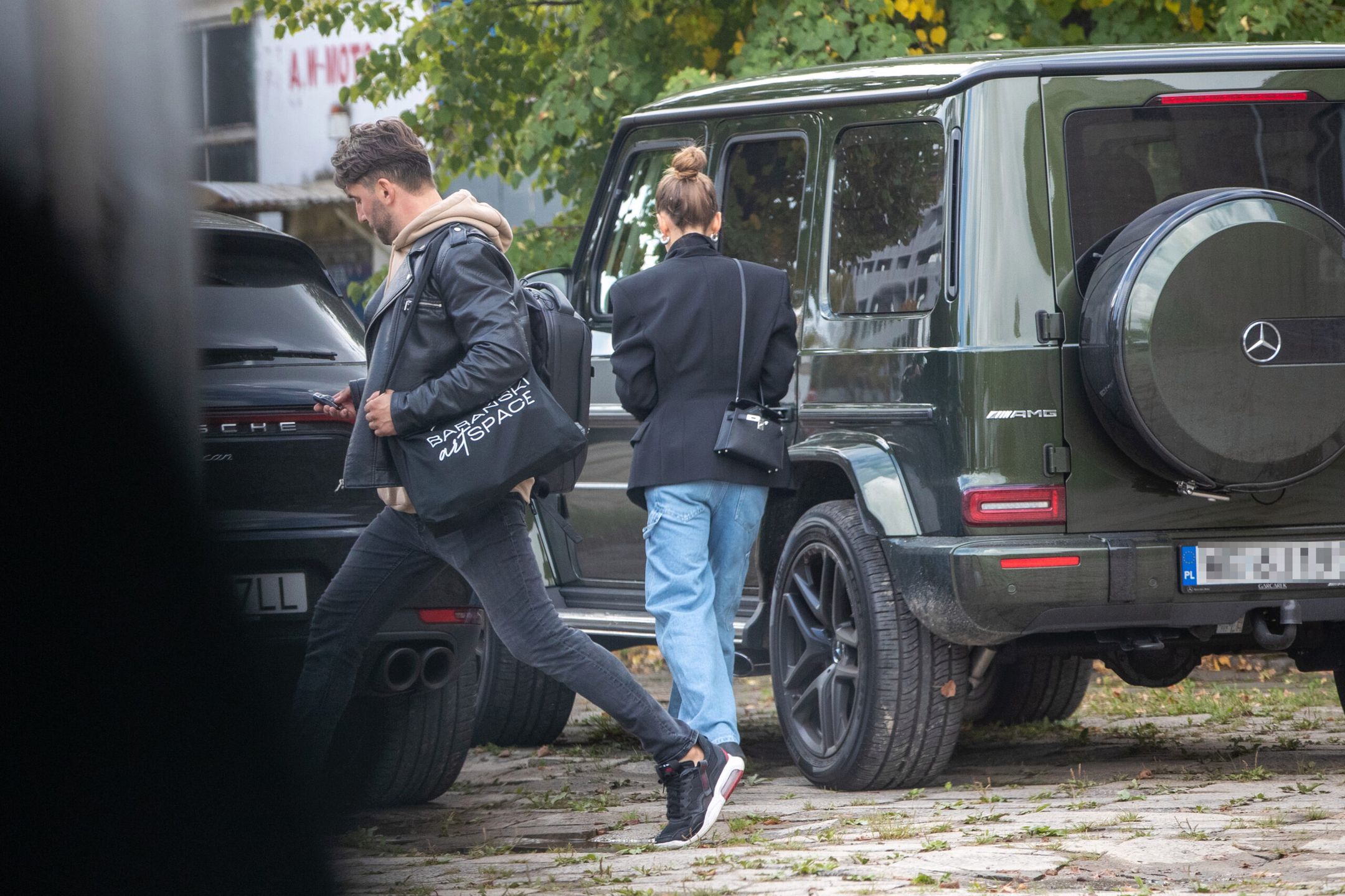 Anna Lewandowska i Rafał Maserak wychodzą ze szkoły tańca