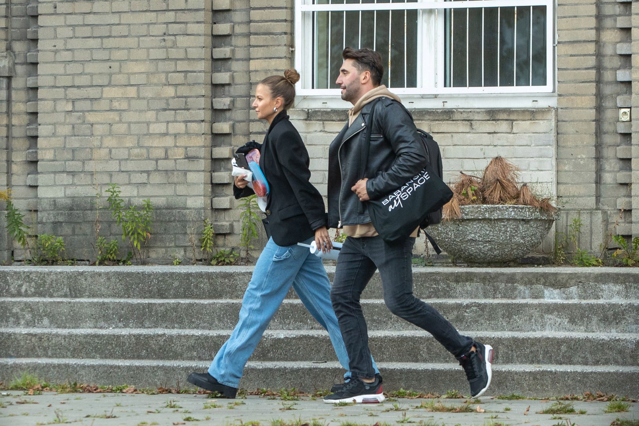 Anna Lewandowska i Rafał Maserak wychodzą ze szkoły tańca