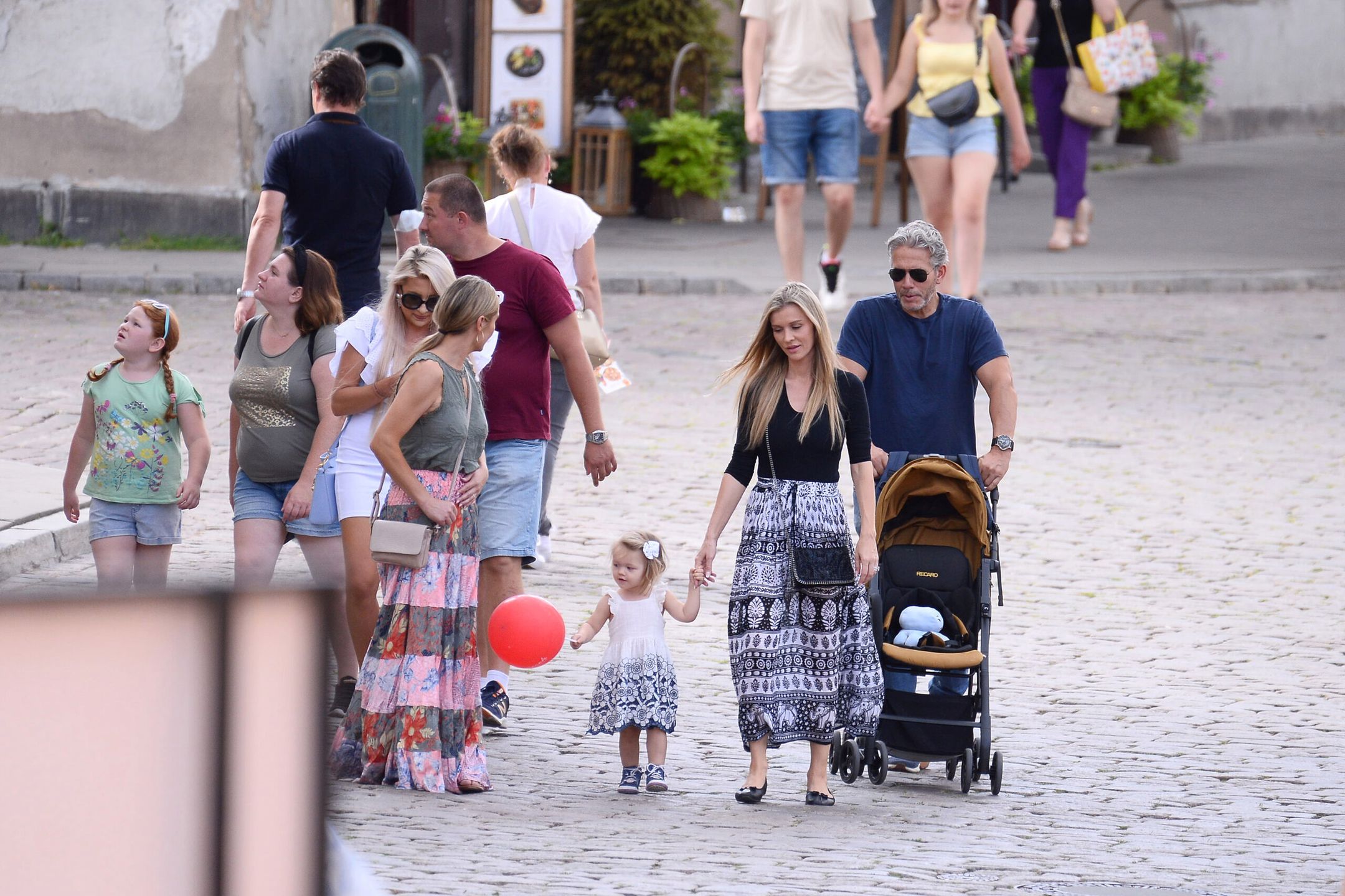 !!! ZDJECIA PAPARAZZI !!! BRAK ZGODY OSOBY FOTOGRAFOWANEJ NA PUBLIKACJE WIZERUNKU !!! 

[2021-07-20] WARSZAWA, POLSKA

Joanna Krupa z mezem dzieckiem i siostra na starowce

n/z Joanna Krupa
