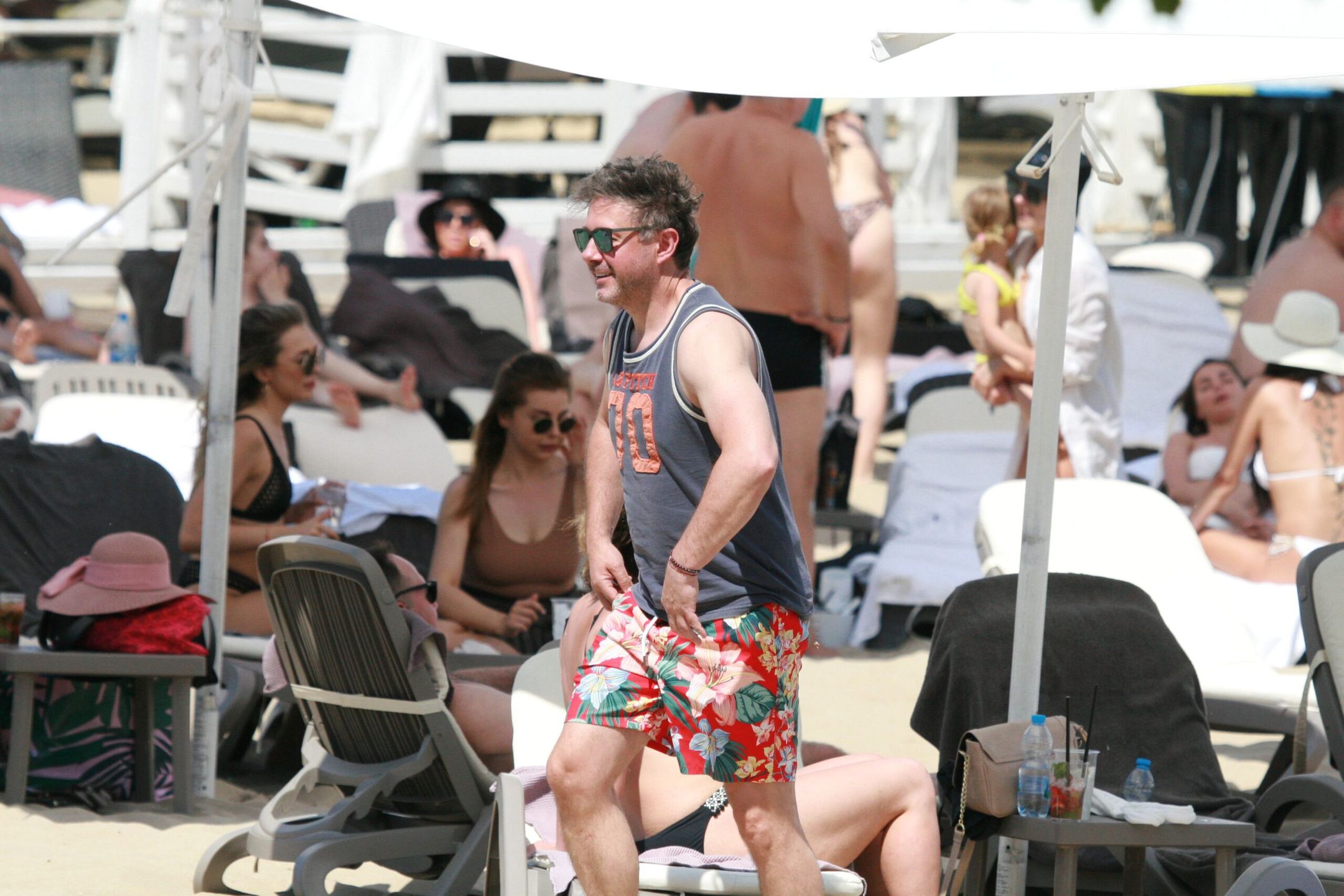 Andrzej Piaseczny na plaży w Sopocie