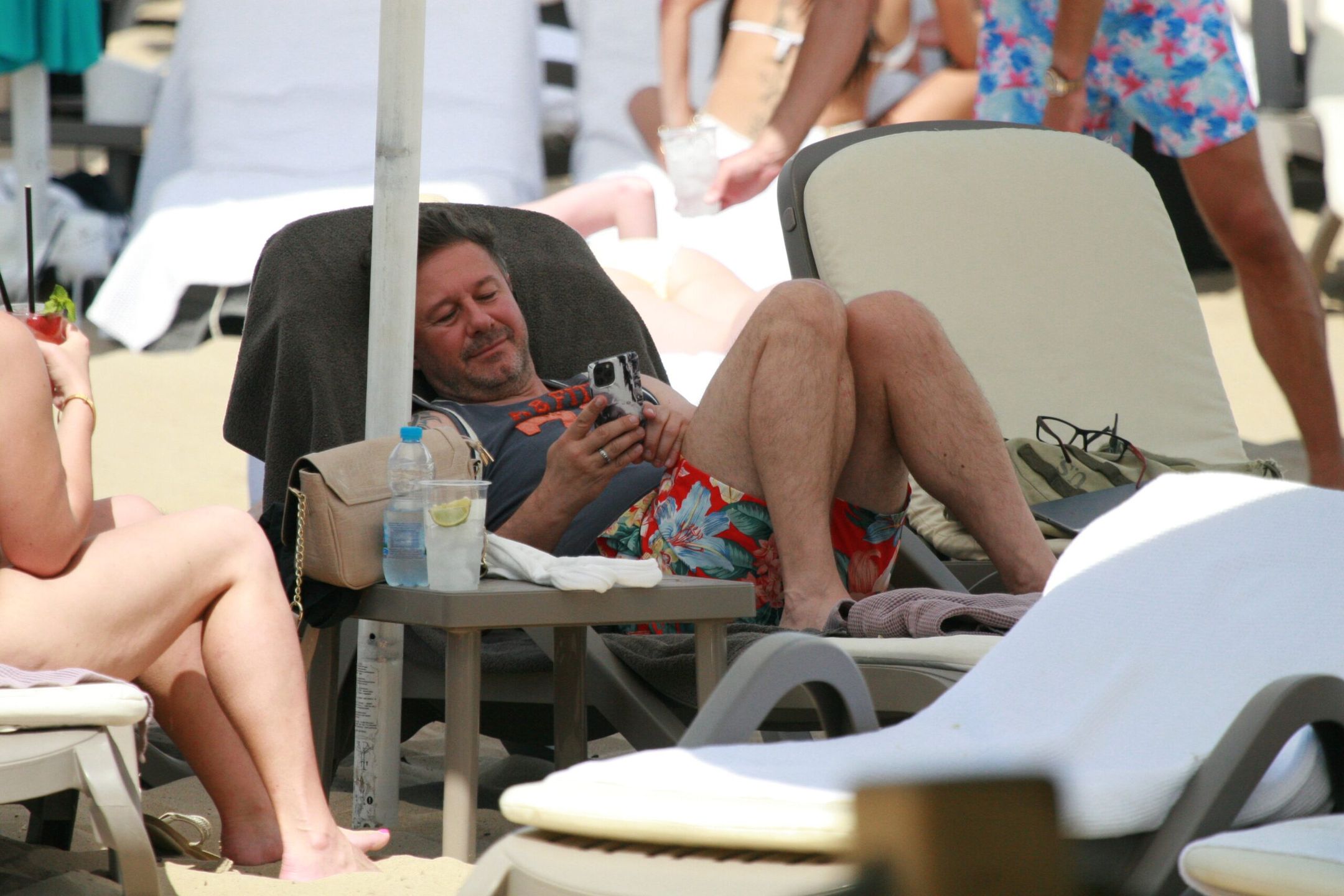 Andrzej Piaseczny na plaży w Sopocie