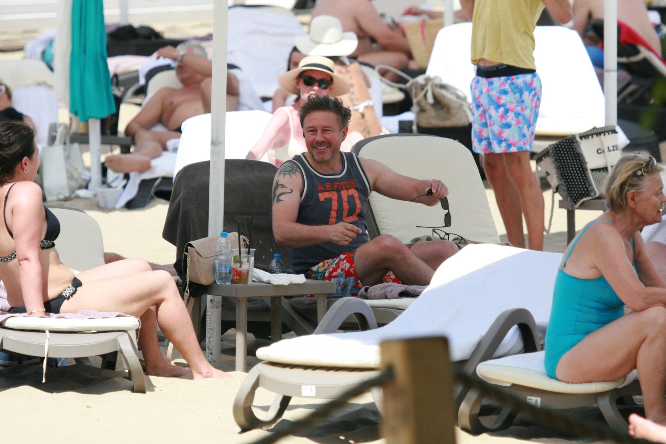 Andrzej Piaseczny na plaży w Sopocie