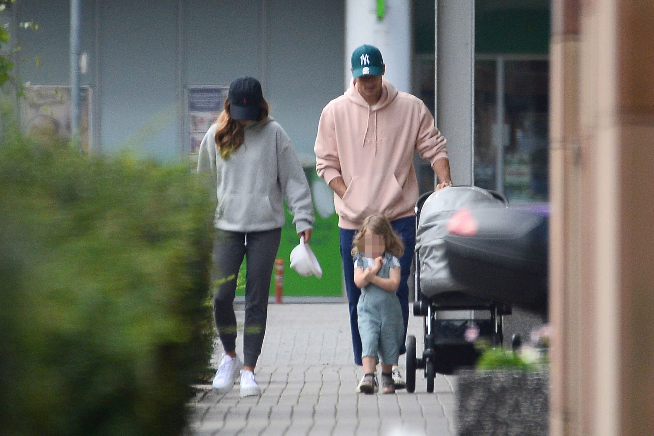 Robert Lewandowski z rodziną na spacerze