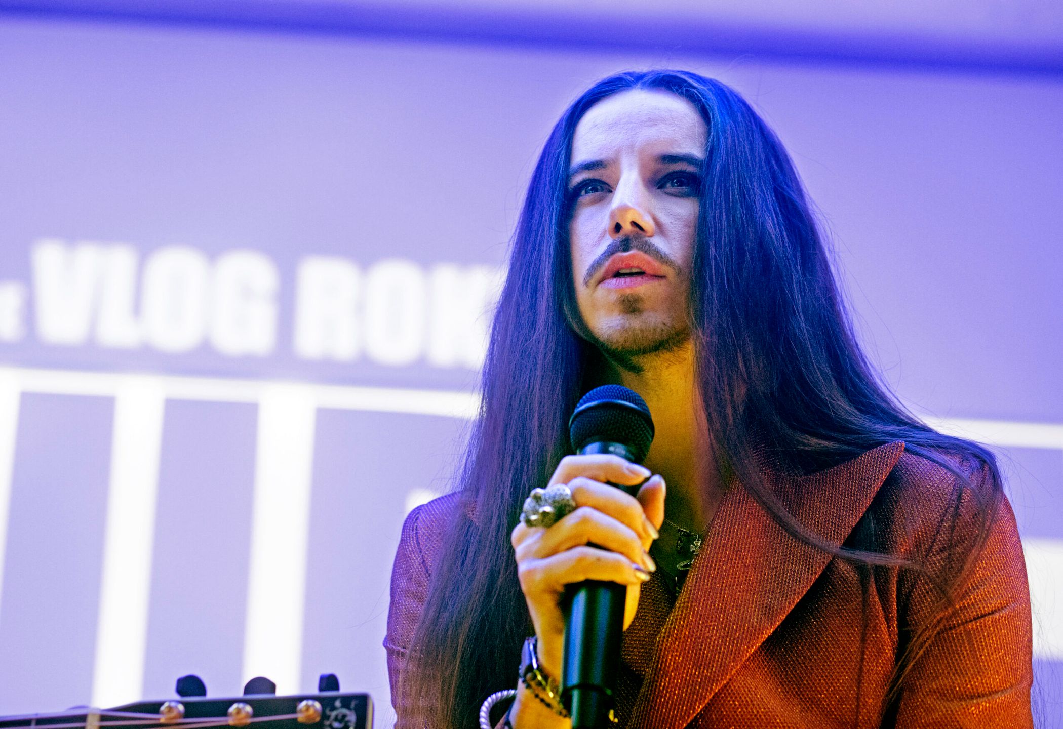 Michał Szpak na planie filmu "To musi być miłość"