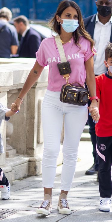 Antonella Roccuzzo - żona Leo Messiego z synami na zakupach
