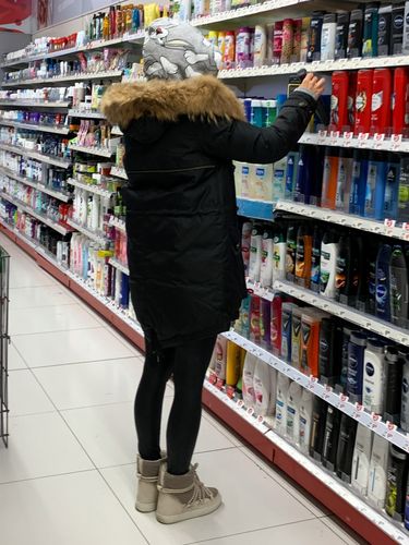 Blanka Lipińska na zakupach w spożywczaku kupuje męski żel pod prysznic