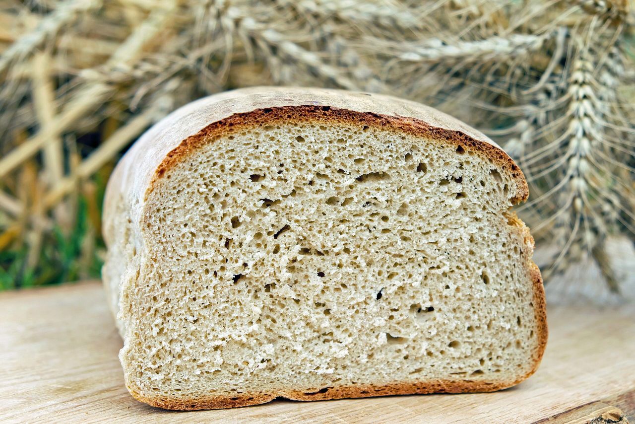 Przepis na domowy chleb, którym zaskoczysz gości. Dodaj garść tych liści. Fot. Pexels