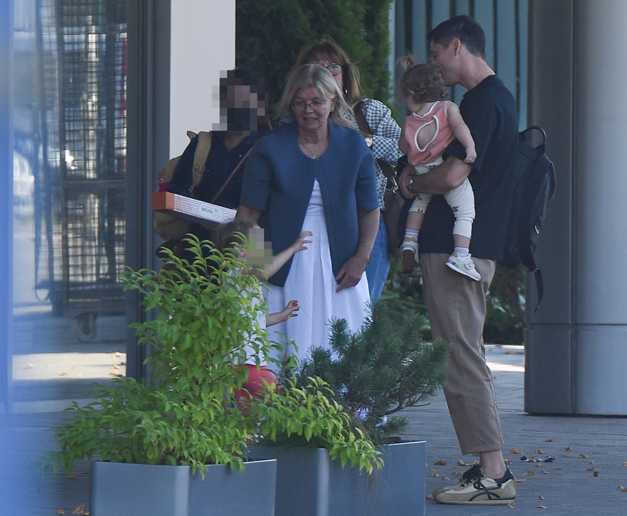 Robert Lewandowski z mamą, teściową i córkami na lotnisku
