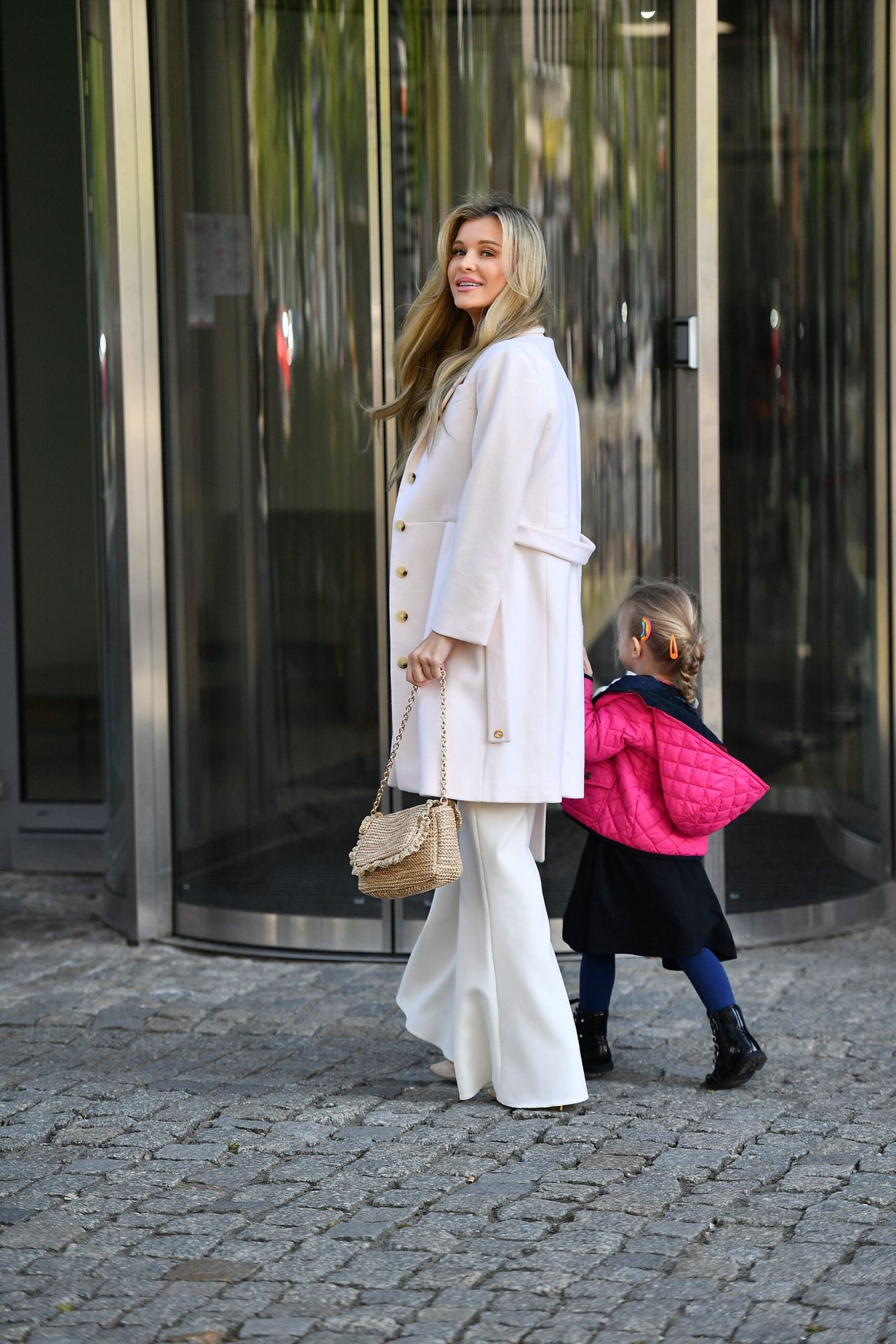 Joanna Krupa z córką Ashą przed budynkiem DDTVN fot. KAPiF
