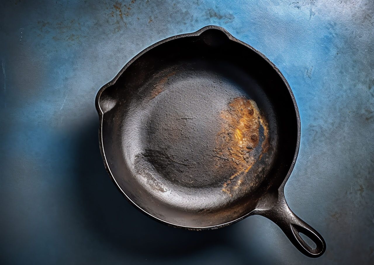 jak doczyścić przypaloną patelnię za pomocą sosu z kuchni? fot. freepik