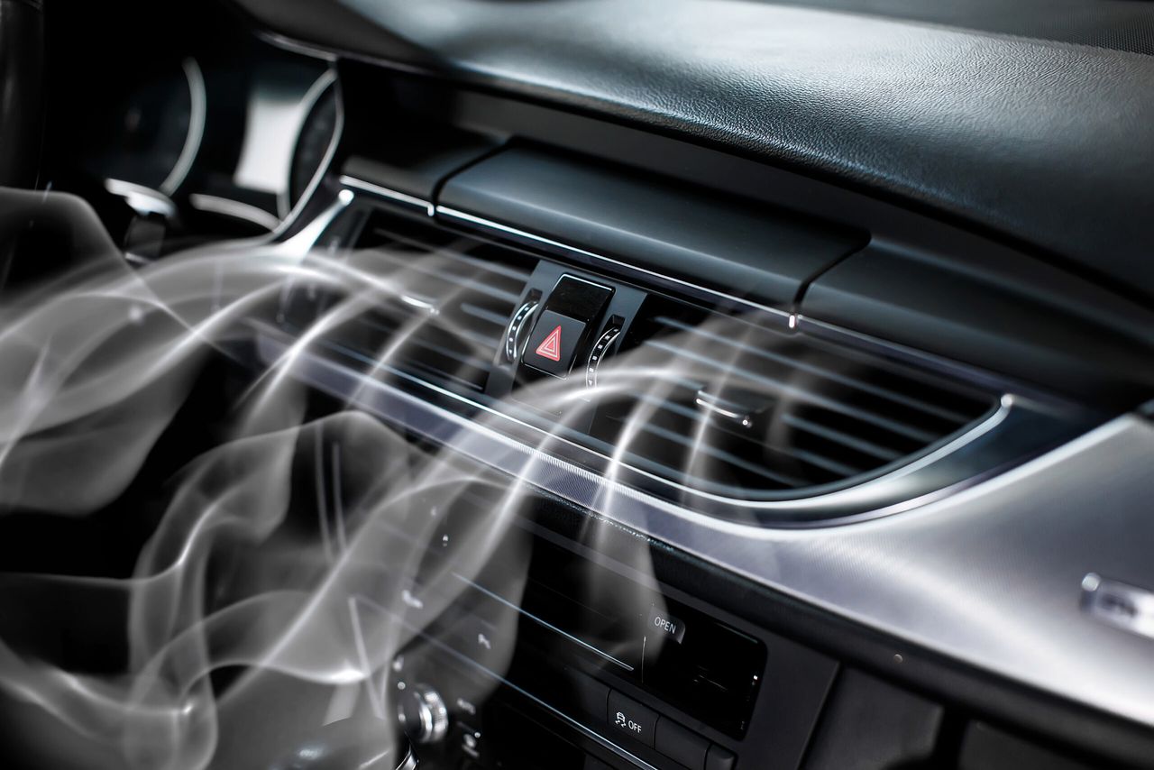 na ile ustawić klimatyzację w samochodzie? fot. freepik