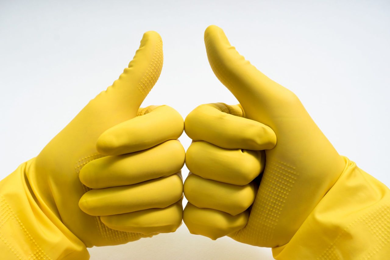 hands in yellow rubber gloves