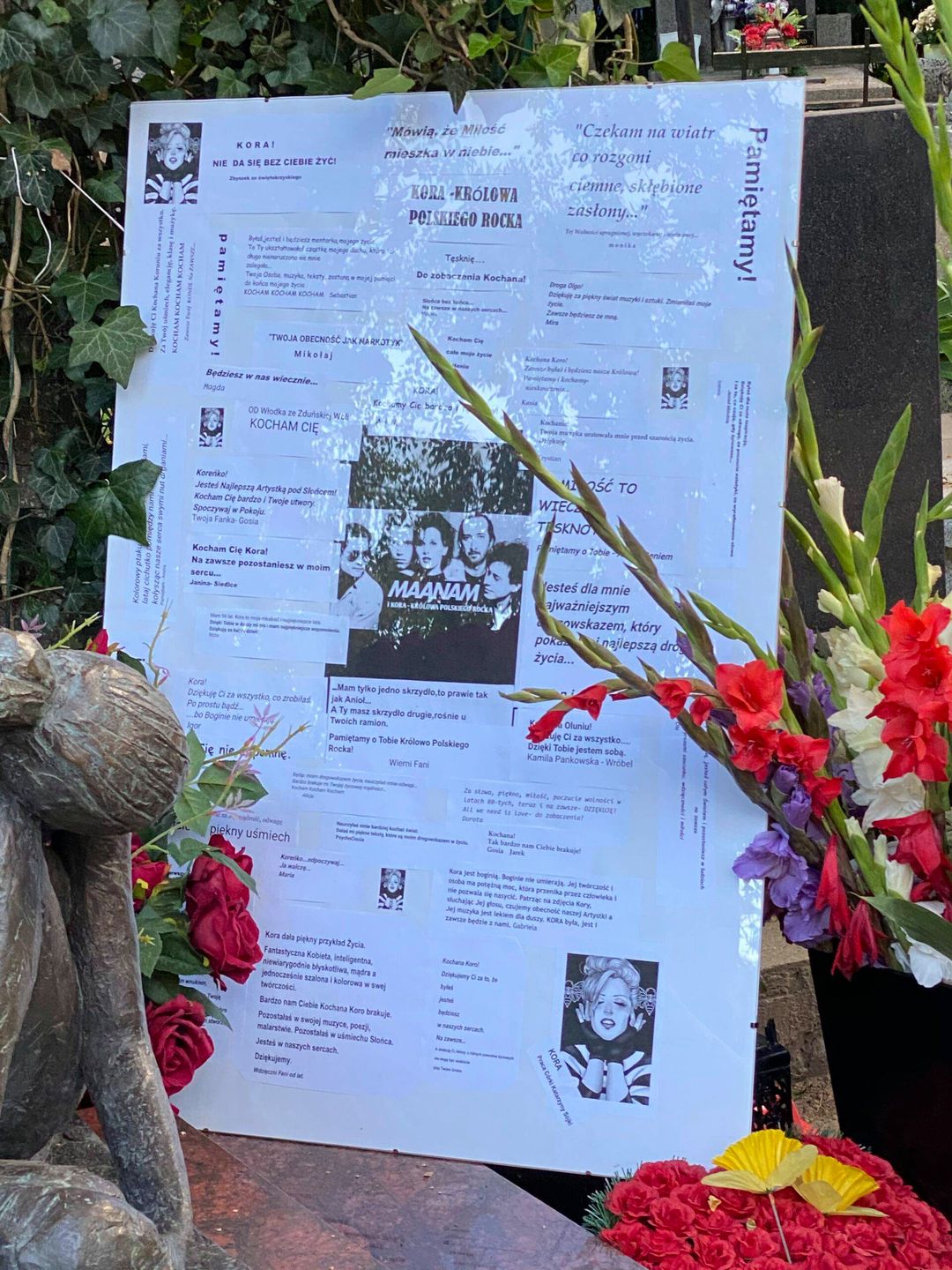 Grób Kory na Powązkach w drugą rocznicę śmierci (fot. Jastrząb Post)