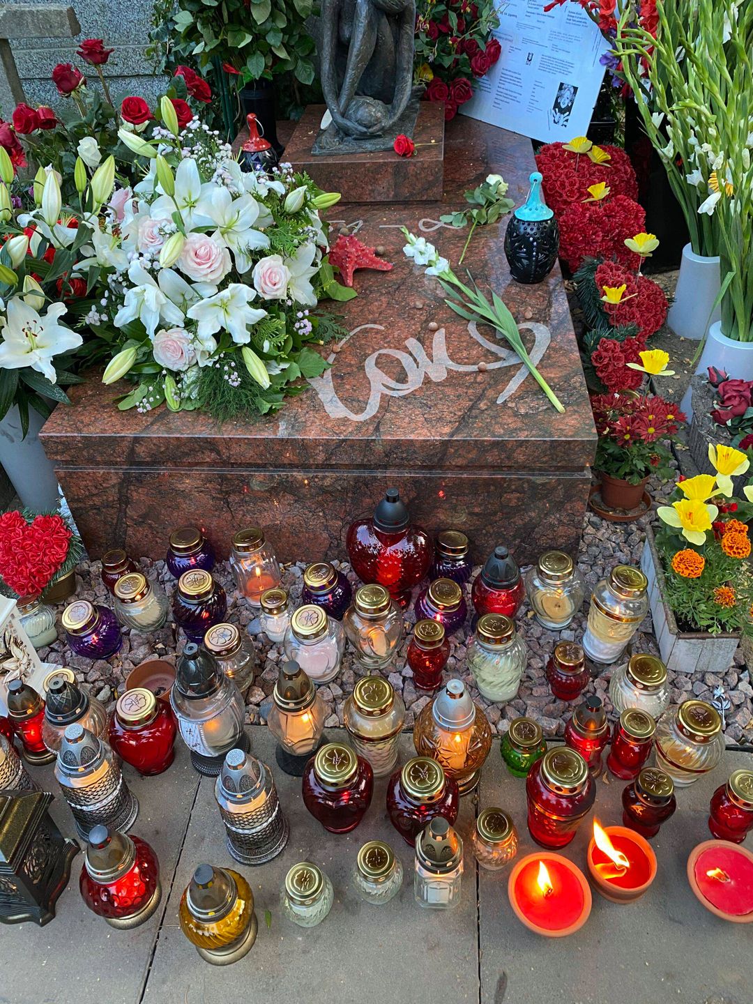 Grób Kory na Powązkach w drugą rocznicę śmierci (fot. Jastrząb Post)