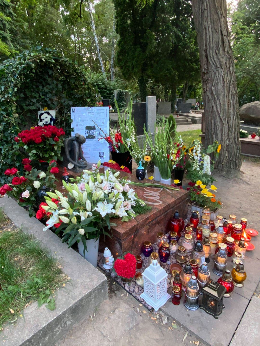 Grób Kory na Powązkach w drugą rocznicę śmierci (fot. Jastrząb Post)
