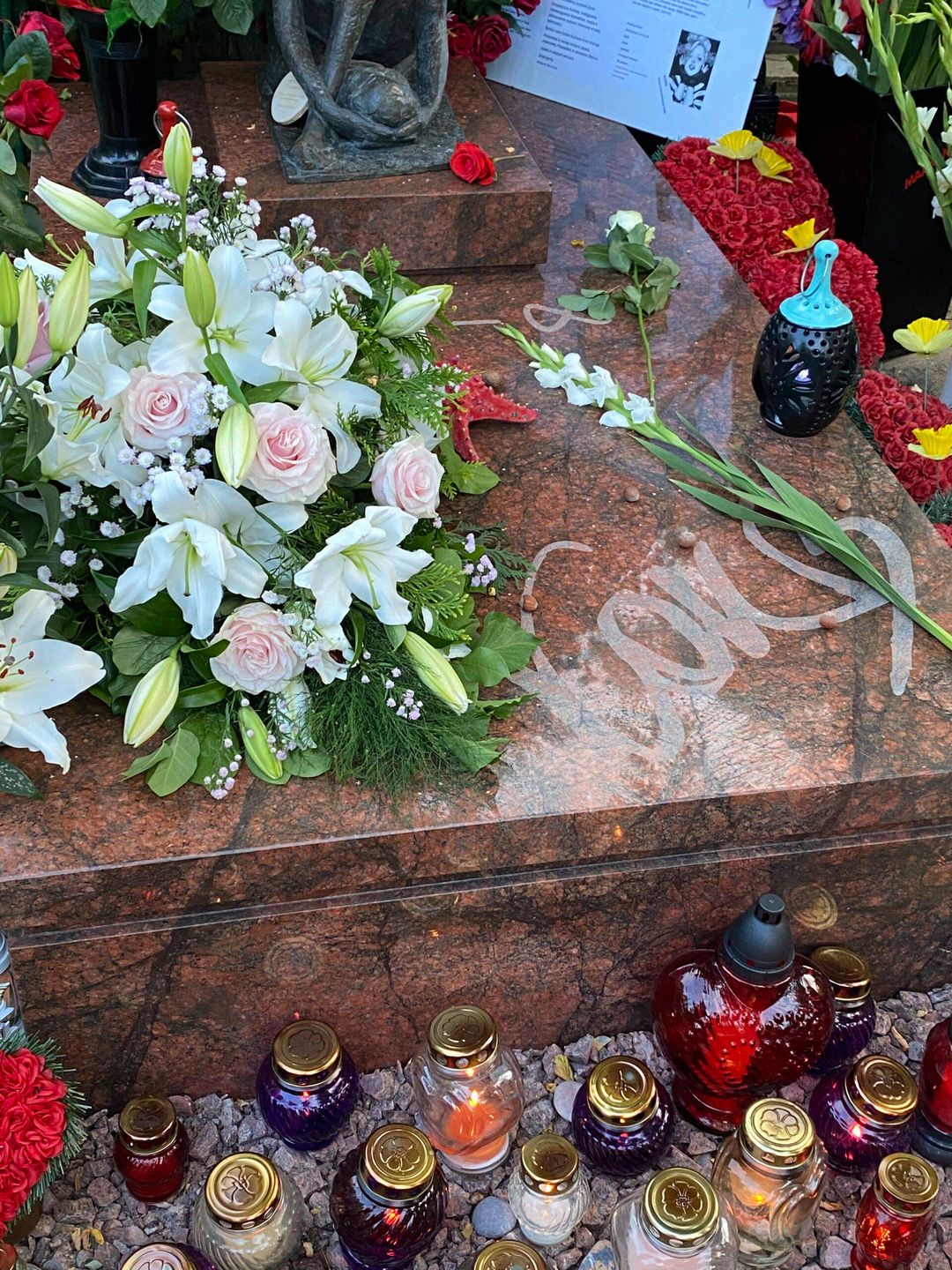 Grób Kory na Powązkach w drugą rocznicę śmierci (fot. Jastrząb Post)