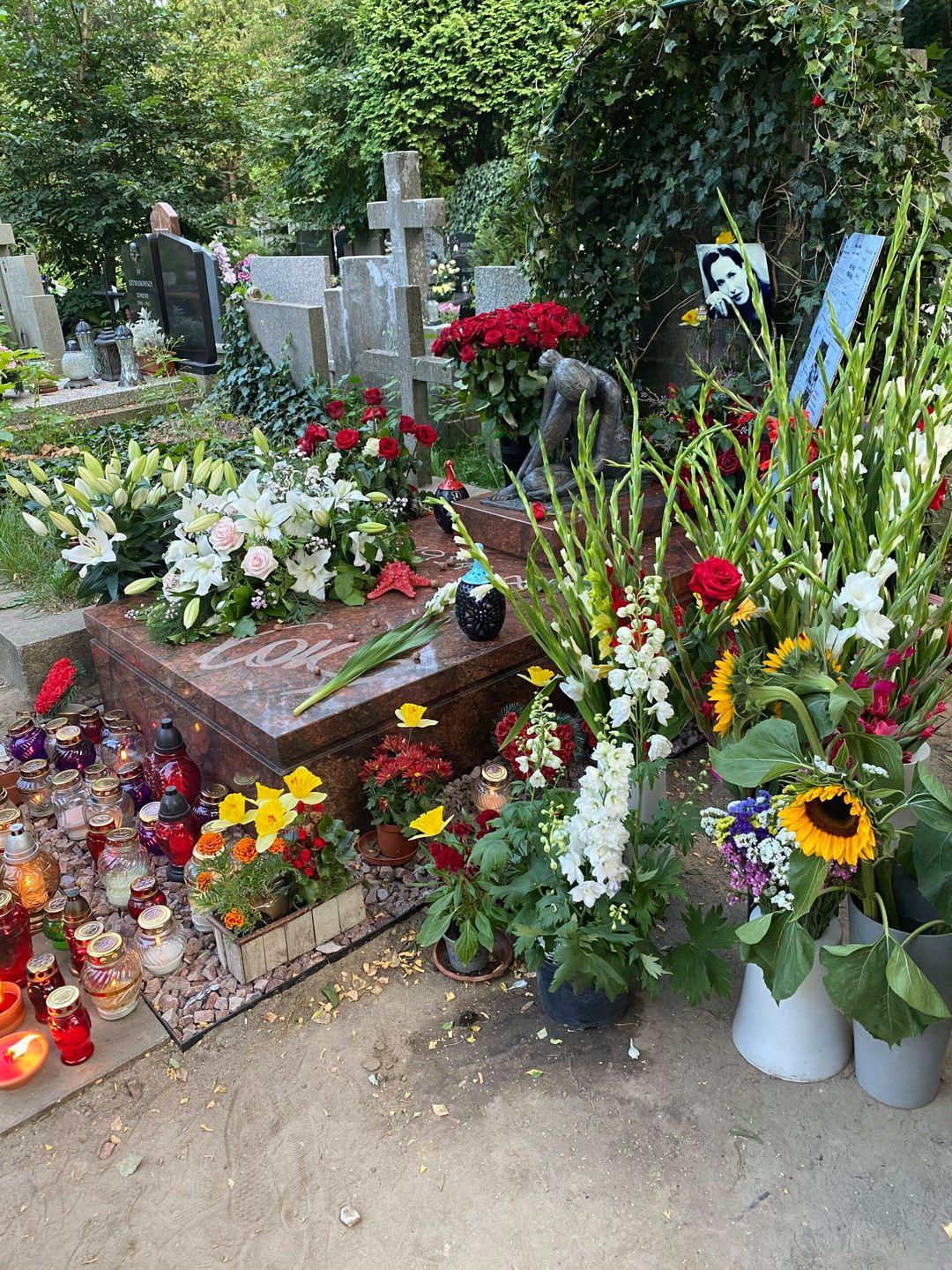 Grób Kory na Powązkach w drugą rocznicę śmierci (fot. Jastrząb Post)