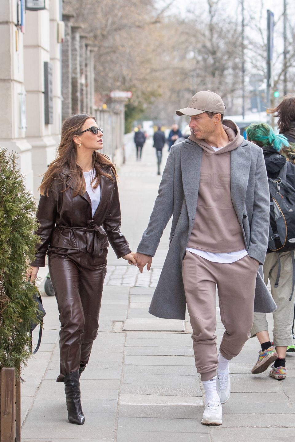 Anna i Robert Lewandowscy idą do restauracji w Warszawie