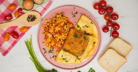 Omlet z serdelkami i prostą sałatką z kukurydzy. Przepis na obłędne śniadanie