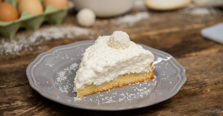 Ciasto Raffaello na biszkoptowym spodzie. Obłędny deser prosto z rajskiej wyspy