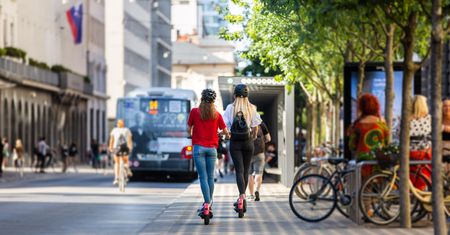 Piesi, rowerzyści i transport publiczny – priorytety miejskiej mobilności