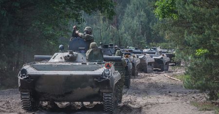 Wzmożony ruch pojazdów wojskowych i statków powietrznych