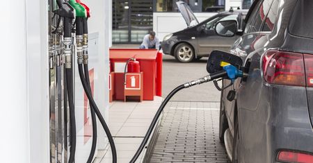 Zagrożenie podczas tankowania paliwa zimą. Mało kto wie o jak się zabezpieczyć