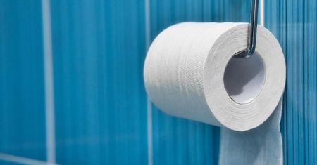 Przyklej podpaskę pod pokrywą śmietnika w łazience. Pozbędziesz się wstydliwego problemu