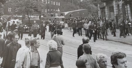 Transport i montaż w otoczeniu tłumów – 42 lata temu rozpoczął się montaż Pomnika Ofiar Poznańskiego Czerwca ’56