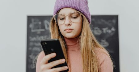 Uczniowie “przyklejeni do telefonów”. Czy Miasto wprowadzi ograniczenia ich używania w szkołach?