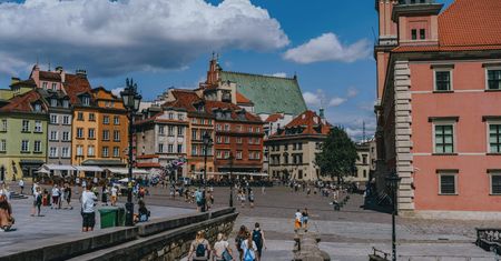 94-latka przyjechała do Warszawy na “spotkanie z koleżanką”. Okazało się, że koleżanki nie ma, a sama nie wie jak wrócić do domu
