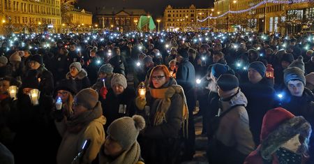 Na Placu Wolności w Poznaniu odbywa się akcja #światełkomyślami z Pawłem Adamowiczem