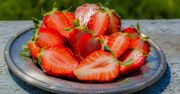 Truskawki zachowają świeżość nawet przez tydzień. Zrób to po przyniesieniu do domu