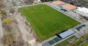 Trwa montaż oświetlenia na stadionie Warty Poznań przy Drodze Dębińskiej