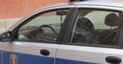 Jego losem zainteresował się przechodzień. Gdy straż miejska chciała mu pomóc, zaczął… uciekać. Miał powód…