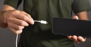 Ładowanie telefonu w ten sposób może mieć opłakane skutki. Wiele osób się o tym przekonało