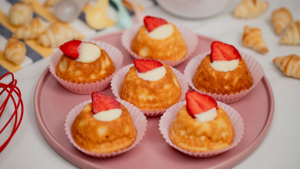 Babeczki z jogurtowym kremem i truskawkami - Pyszności