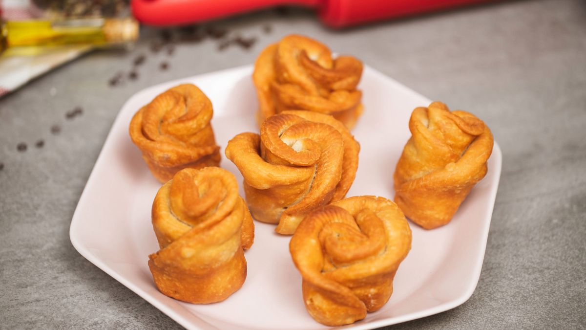 Wytrawne ciastka w kształcie róży- Pyszności