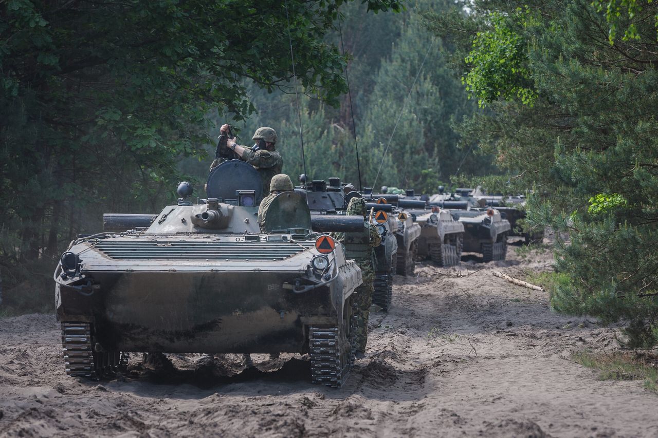 Wzmożony ruch pojazdów wojskowych i statków powietrznych