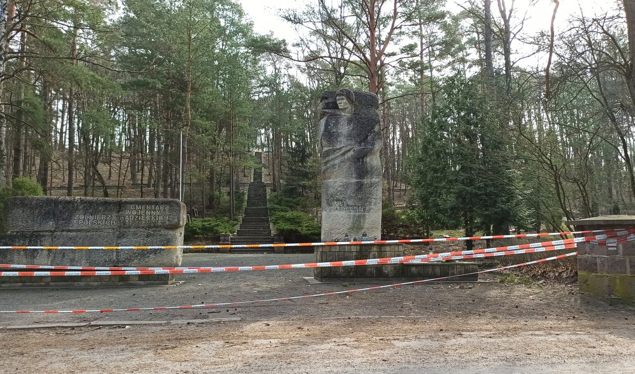 Zakaz wstępu na cmentarze w Leszkowie