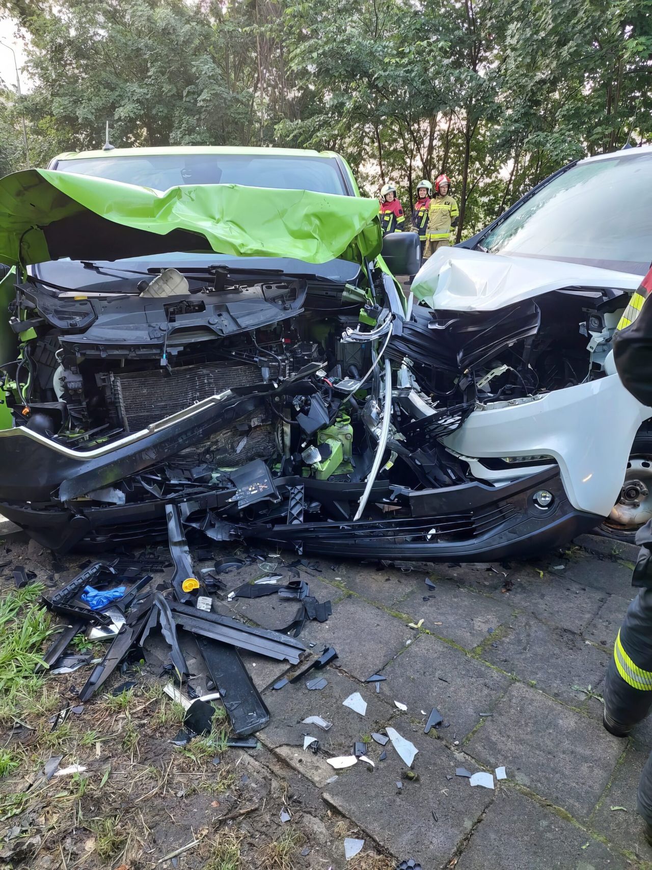 Zderzenie czołowe w Wieleniu: Dwie osoby trafiły do szpitala