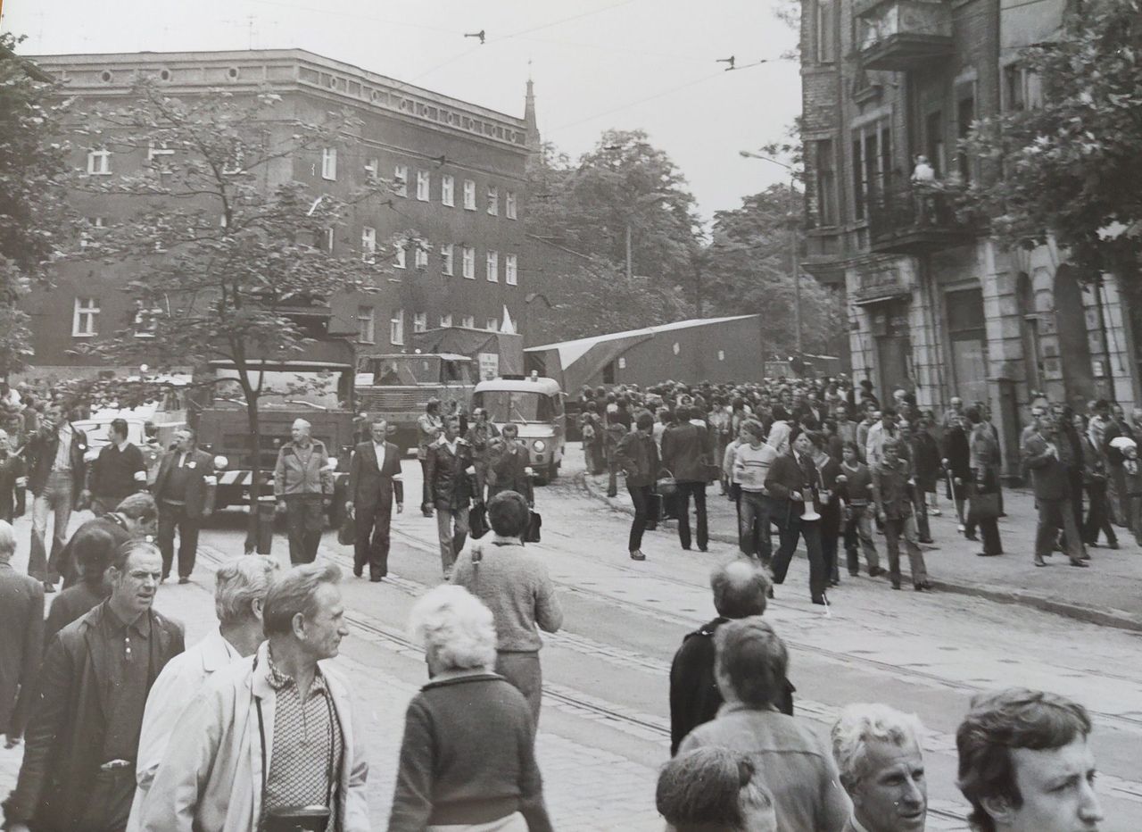 Transport i montaż w otoczeniu tłumów – 42 lata temu rozpoczął się montaż Pomnika Ofiar Poznańskiego Czerwca ’56