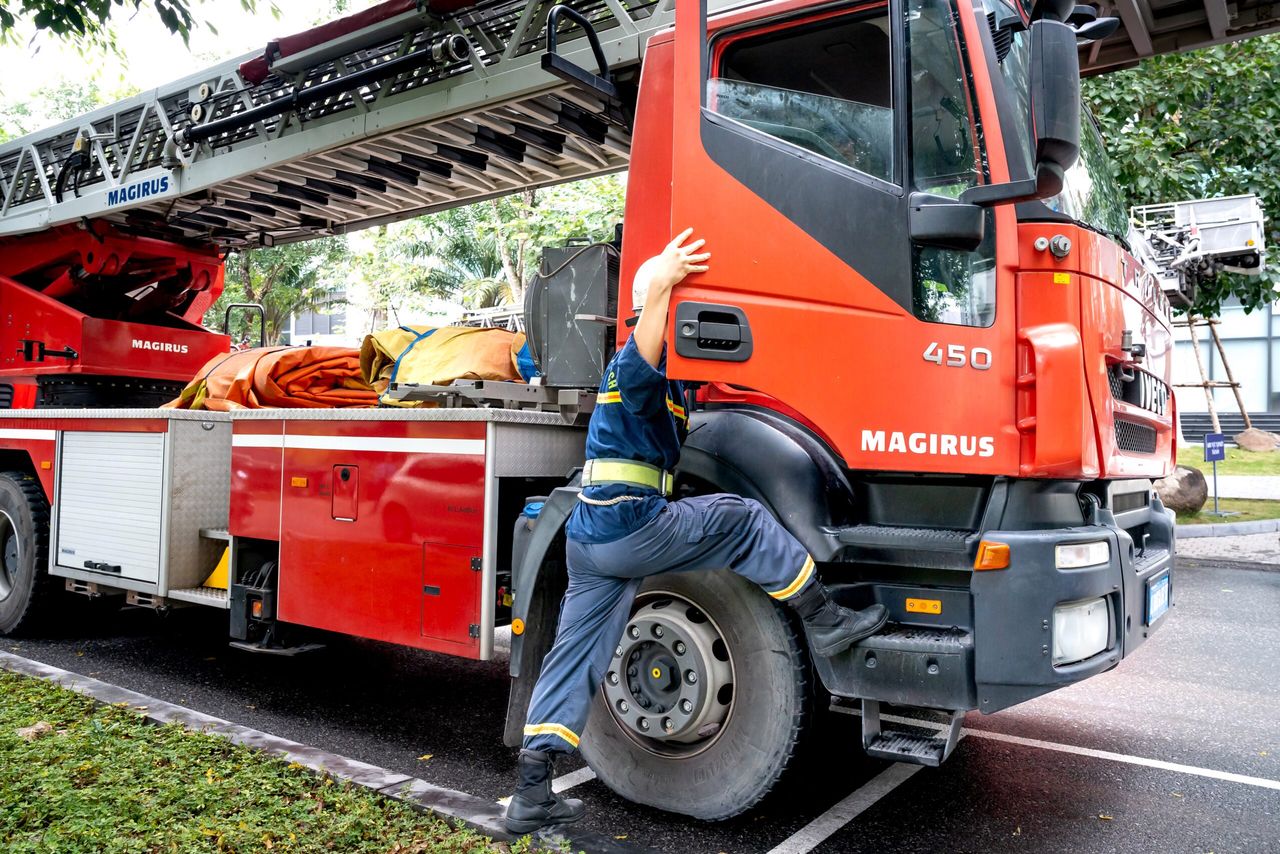 Pożar w kościele św. Floriana w Sosnowcu: Strażacy walczą z ogniem