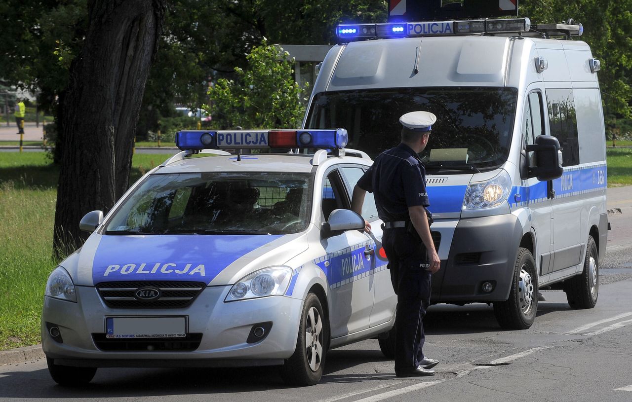 Nie zatrzymał się do kontroli drogowej i omal nie rozjechał policjantów. 36-latek miał cofnięte uprawnienia, a jego nieubezpieczony samochód “lewe” tablice