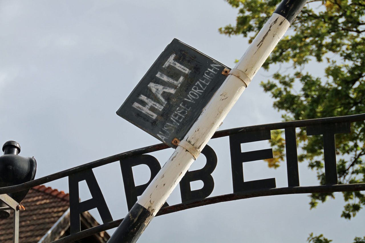 Wyryli swoje imiona na bramie Auschwitz, zostali skazani. “Liczyli się z karą, ale zaskoczyła ich jej wysokość”