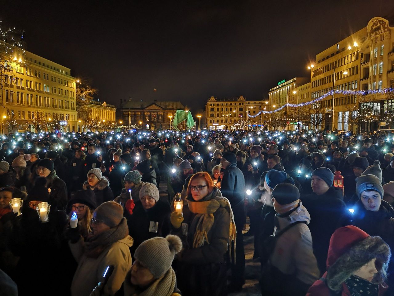 Na Placu Wolności w Poznaniu odbywa się akcja #światełkomyślami z Pawłem Adamowiczem