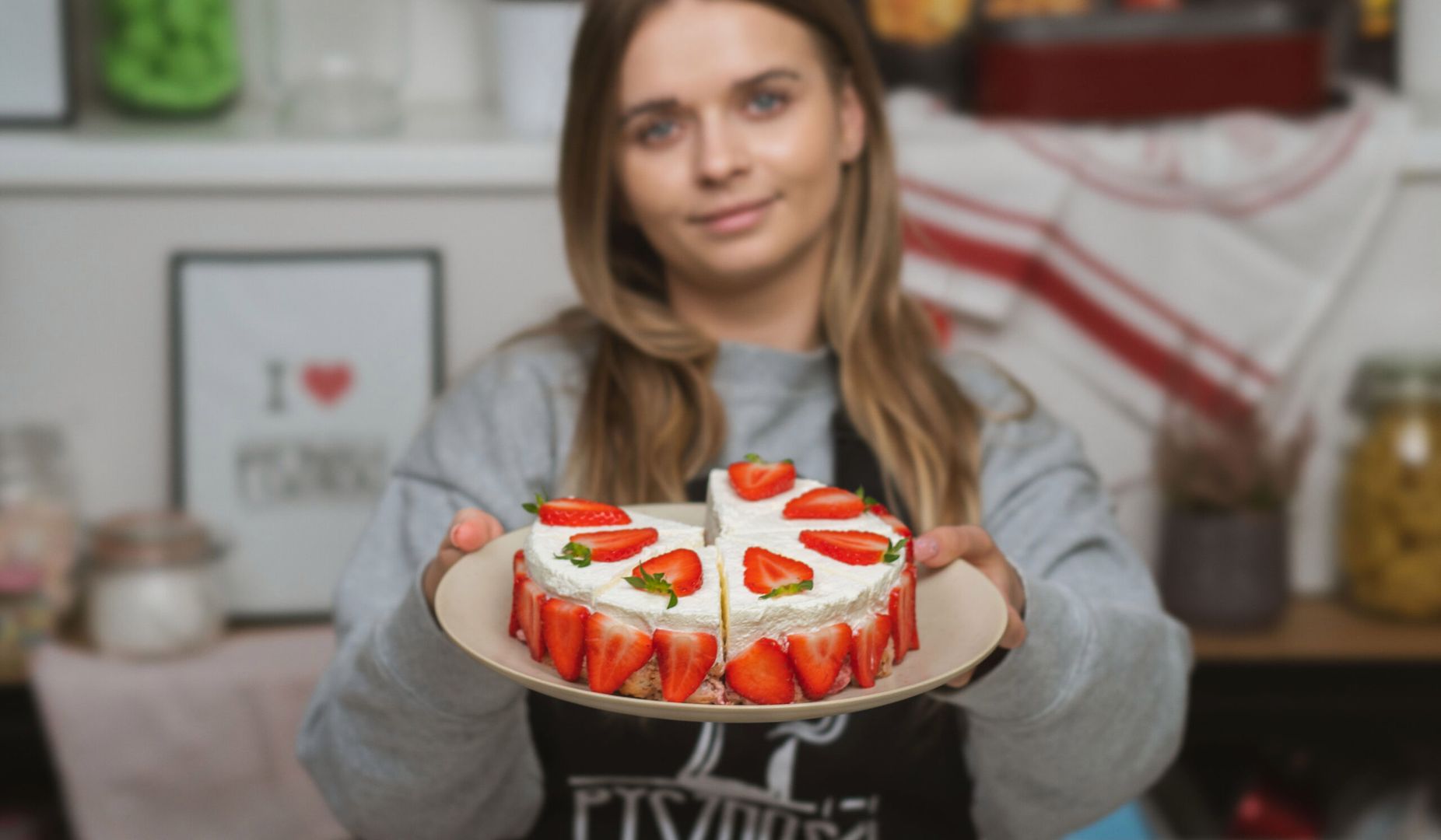 Najszybsze ciasto truskawkowe na świecie. Wystarczy 10 minut i deser gotowy