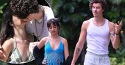 Camila Cabello i Shawn Mendes całują się podczas spaceru po ogrodzie. Jest też coś z domowego zacisza.