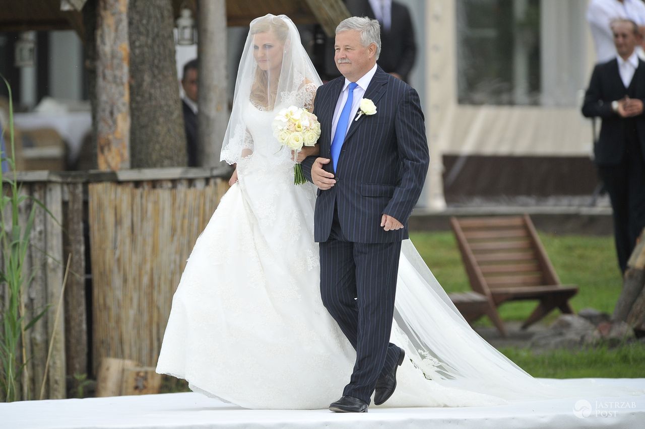 Suknia ślubna: Marta Grycan. Dominika Tajner - ślub w 2012 r. (fot. AKPA)