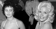 Jayne Mansfield: ''najmądrzejsza głupiutka blondynka" Hollywood. Jej zdjęcie z Sophią Loren przeszło do historii